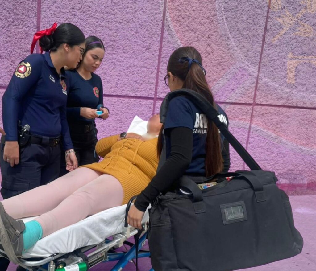 Reconocen a las bomberas de Santiago por su valentía y compromiso