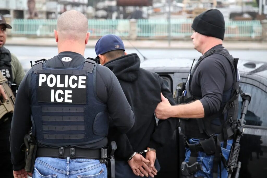 Familia latina pierde su hogar tras detención de ICE y ahora vive en un auto