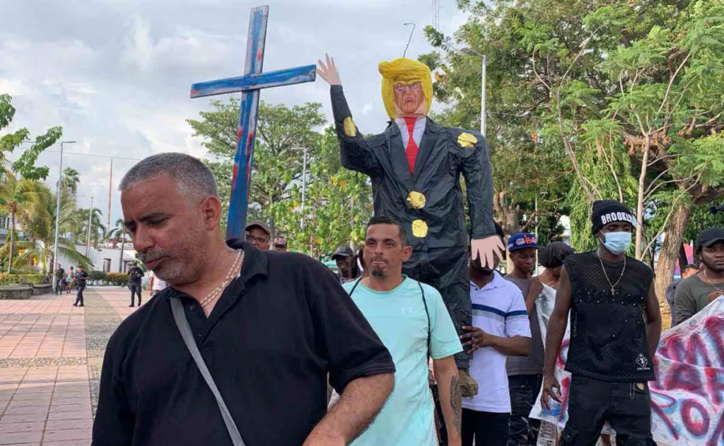 Migrantes realizan viacrucis de protesta