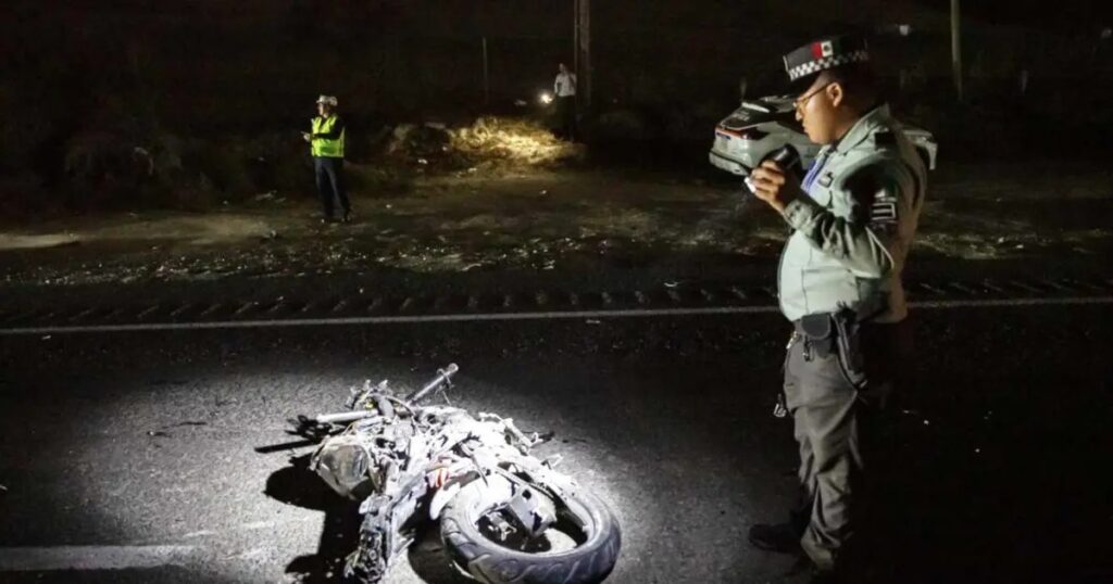 Autobús de pasajeros impacta a motociclista y le quita la vida