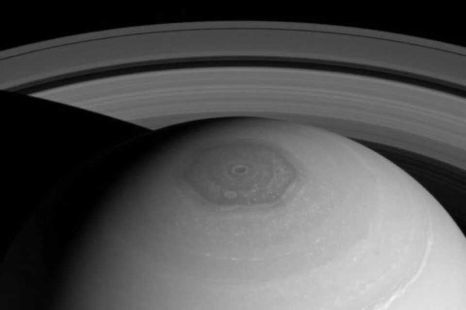 Tormenta hexagonal en Saturno: Un fenómeno atmósferico sorprendente