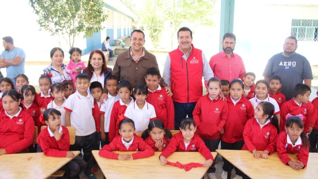 Entregan Mobiliario Escolar en San Isidro de Murillos