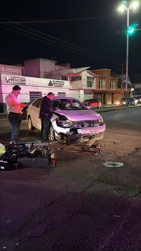 Se le atravesó un auto y joven motociclista se estrelló con él para quedar herido