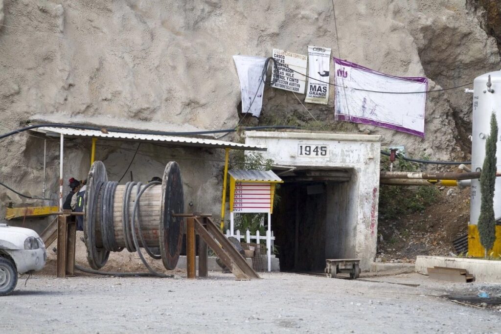 Derrumbe en mina de Sinaloa deja cuatro trabajadores atrapados