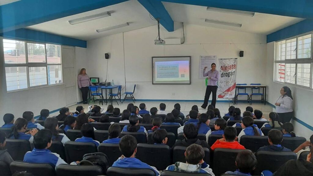 Prevención de adicciones entre estudiantes de Santiago con pláticas socioemocionales