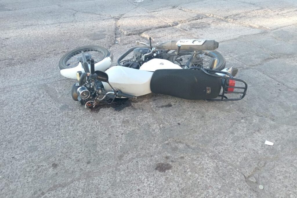 Con múltiples heridas resultó motociclista al impactarlo un automóvil