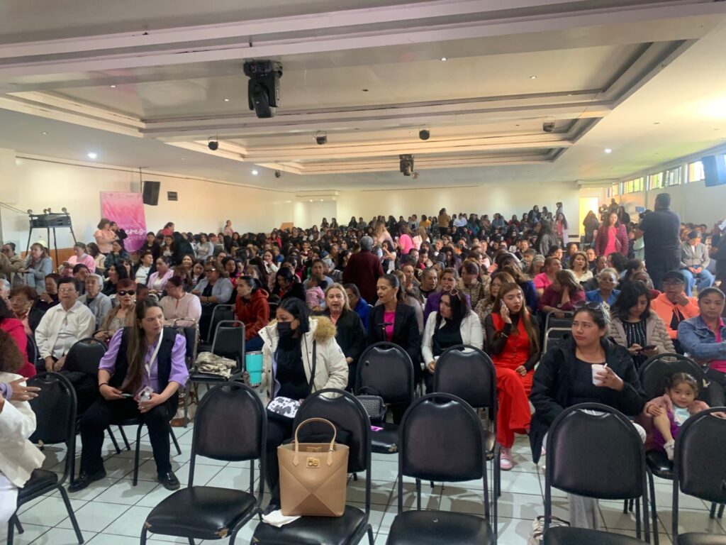 Psicóloga Karina Lombard impulsa empoderamiento femenino