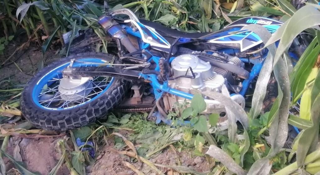 Lo encuentran sin vida a lado de su motocicleta accidentada