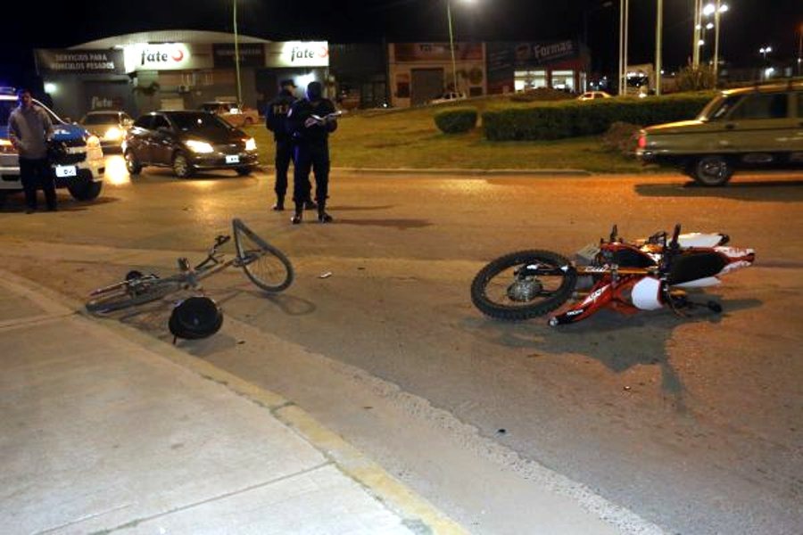 Ciclista pierde la vida al impactarlo motociclista