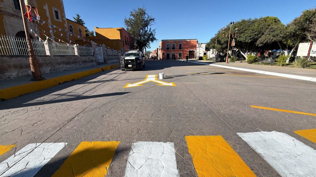 Dan Mantenimiento a Señalética Vial en la Plaza Principal de Nombre de Dios