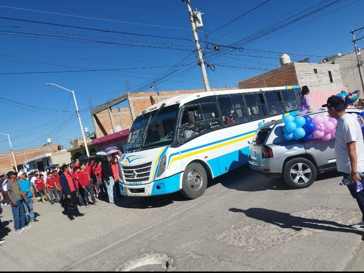 Autobús urbano a punto de atropellar a niños de escuela