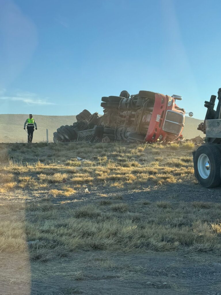 fuerte volcadura en carretera Jiménez–Torreón