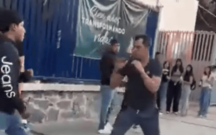 Video: padre se pelea a golpes con estudiante en Guadalajara