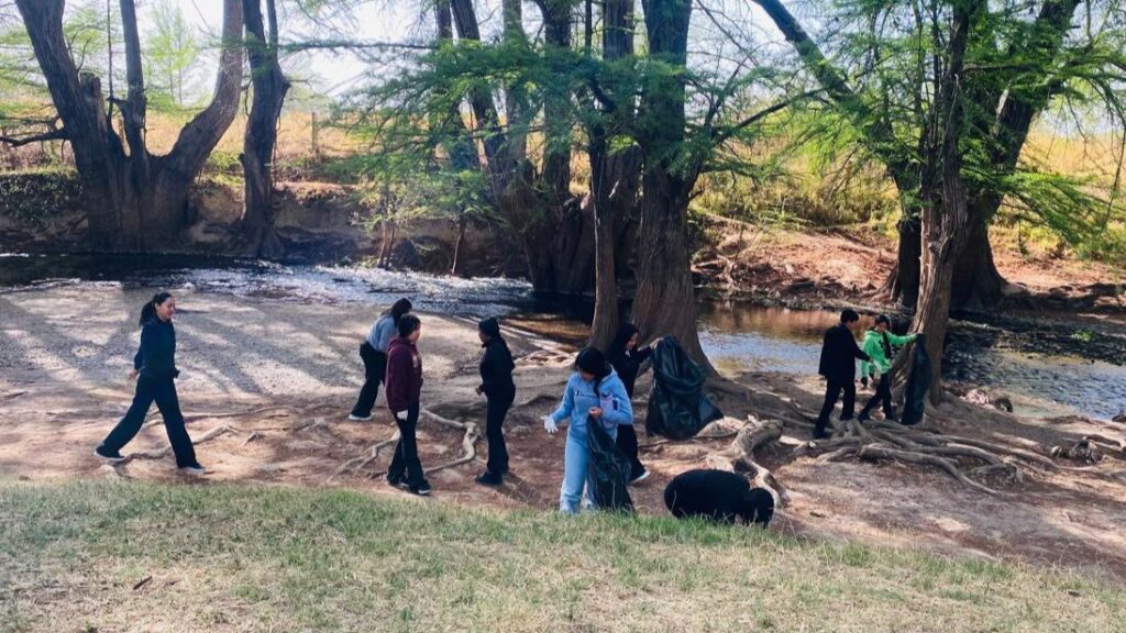 Realizan Campaña de Limpieza en el Río de Nombre de Dios