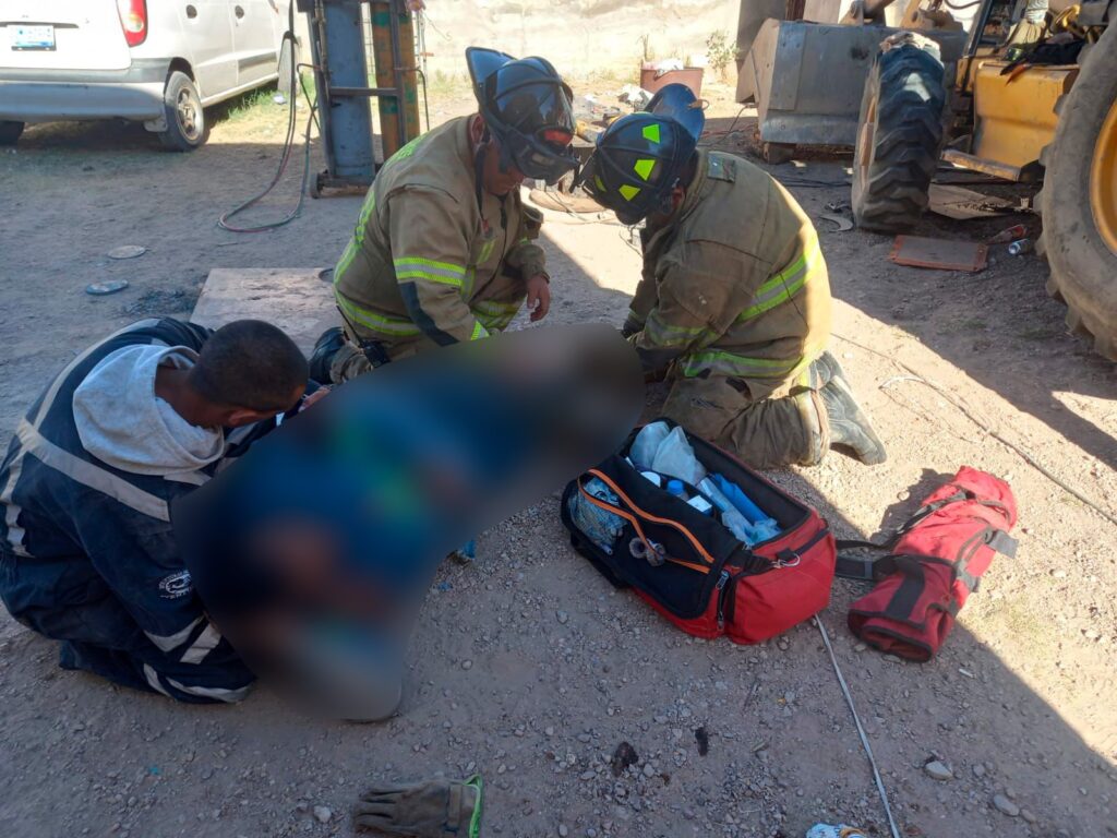 Bomberos rescatan pierna de varón que quedó atrapada en retroexcavadora