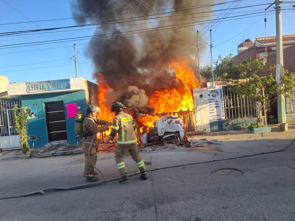 Incendio en negocio de productos reciclables causa alarma en el fraccionamiento