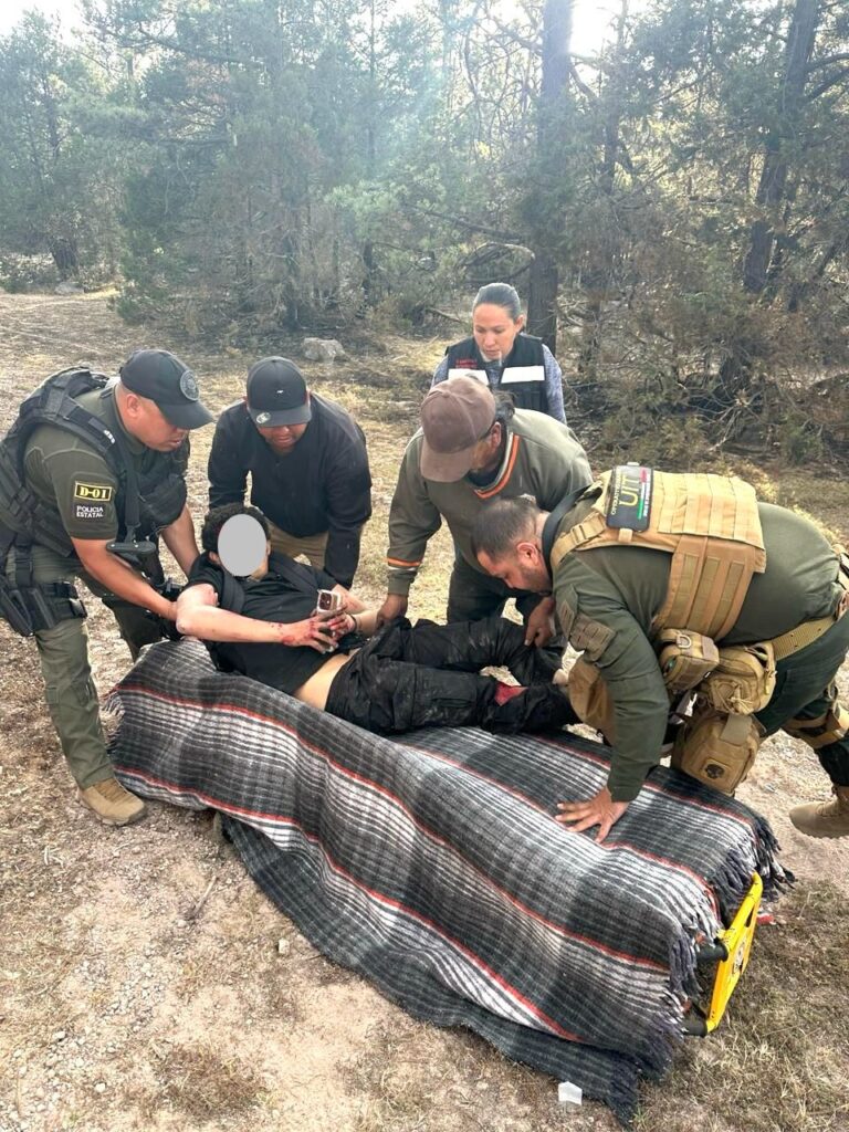 Policías Estatales auxilian a motociclista que se accidento por carretera a Mazatlán