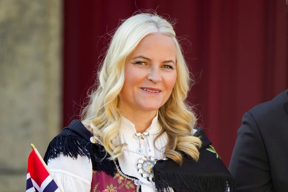 Princesa heredera de Noruega afirma que fue «manipulada y engañada» por Epstein