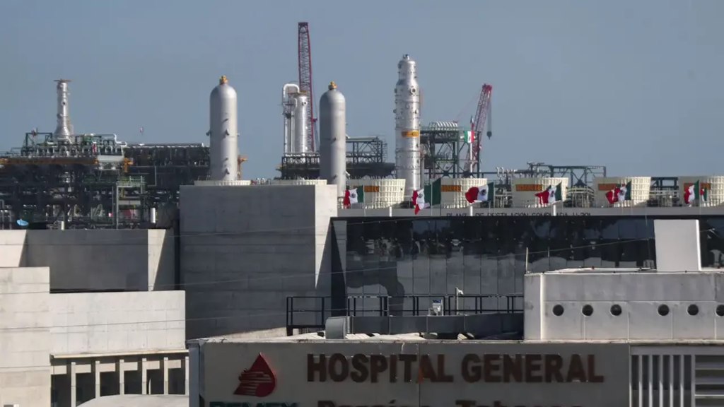 FGR abre investigación por incendio mortal en refinería de Pemex