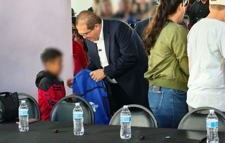 Gobierno de Parral Entrega Útiles Escolares a Estudiantes Desplazados