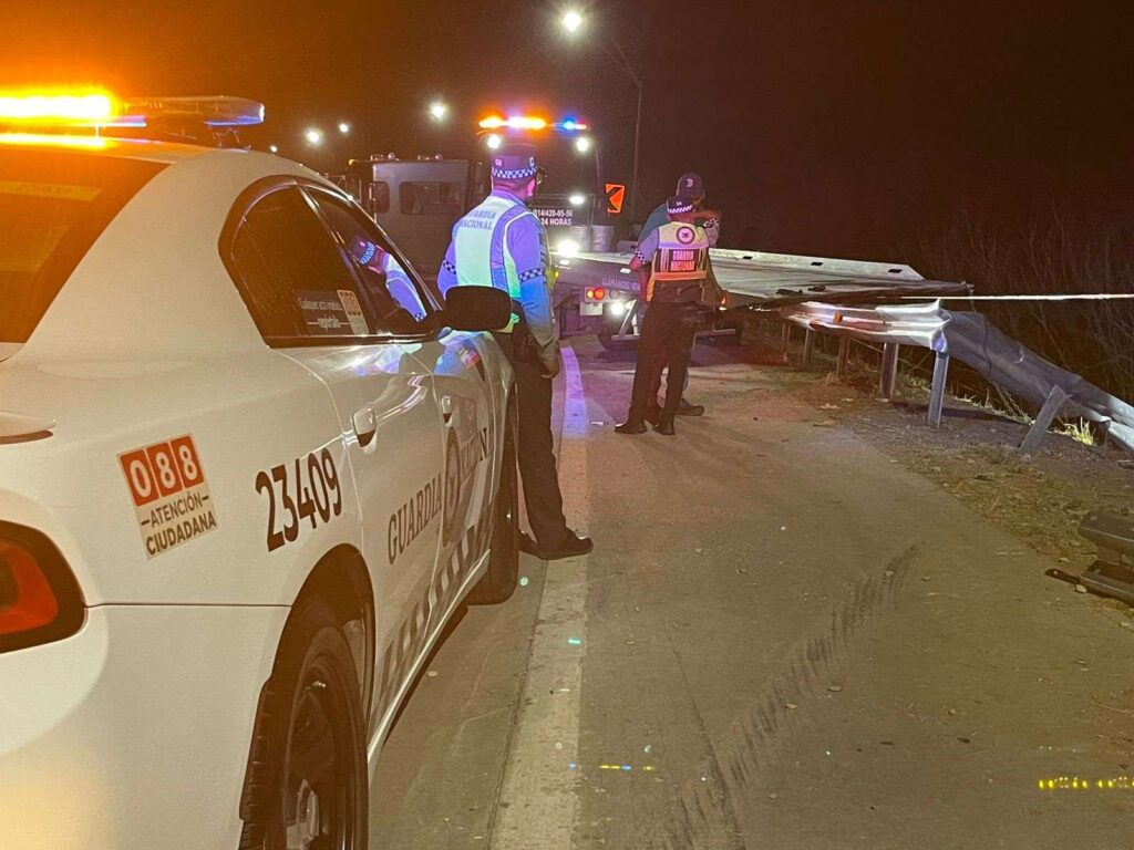 Muere conductor al volcar su auto en carretera Chihuahua–Aldama
