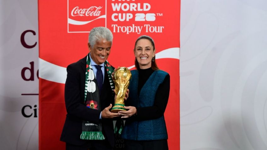 A 100 días del Mundial 2026, Sheinbaum alza la Copa del Mundo