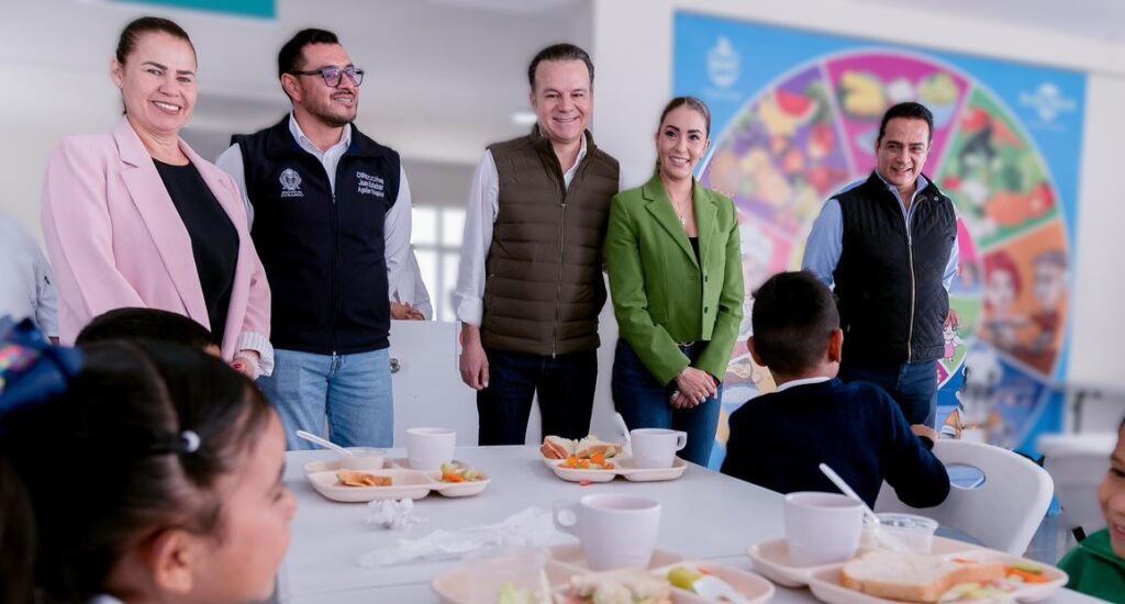 Más salud gratuita y apoyos del DIF para las familias de Durango, promueven Marisol y Esteban