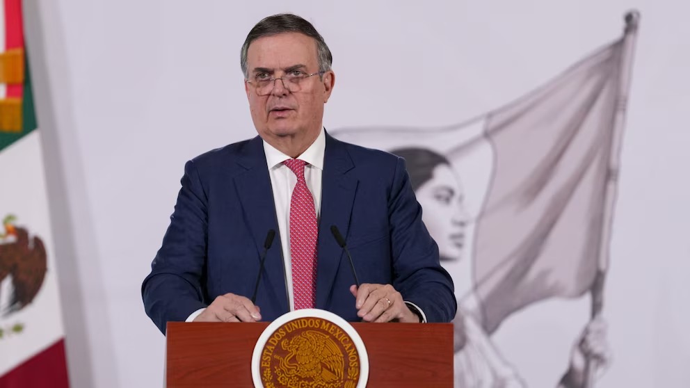 Ebrard presenta programa para proteger la industria de vehículos pesados