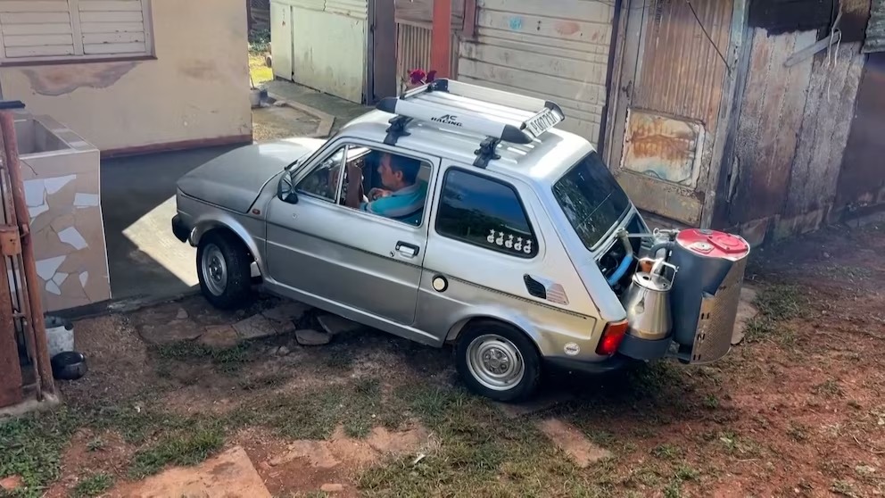 Ante la escasez de combustible, cubanos recurren al carbón vegetal para sus autos