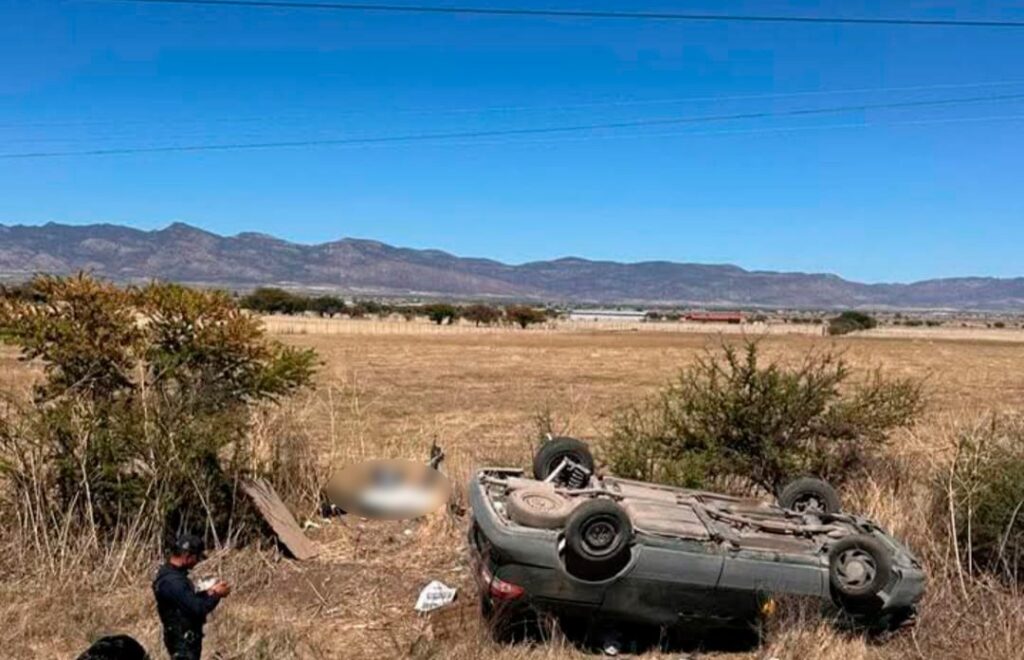 Tras ponchadura de llanta volcaron, murió una mujer y tres quedaron heridos