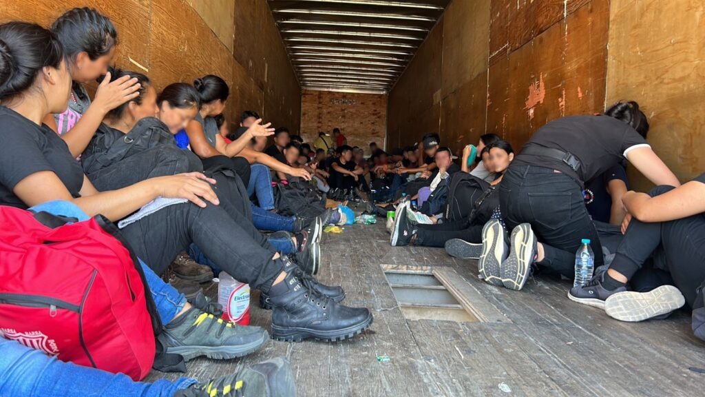 Mexicano recibe más de 30 años de prisión en EU por liderar red de tráfico de migrantes