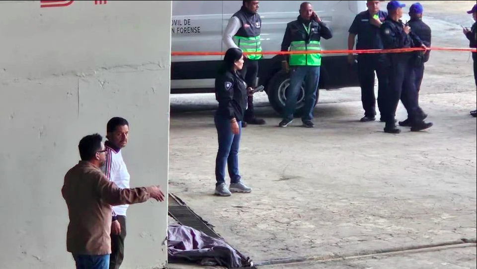 Aficionado muere tras caer desde palcos en el Estadio Banorte