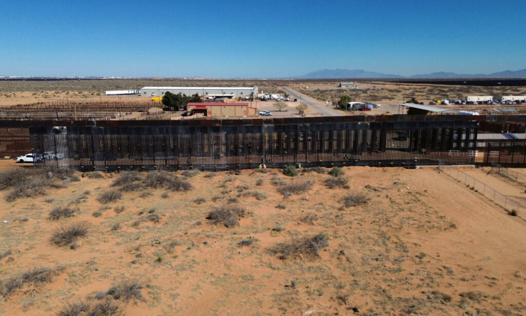 Mexicanos participan en la construcción del “Muro Negro” en la frontera con EE. UU.