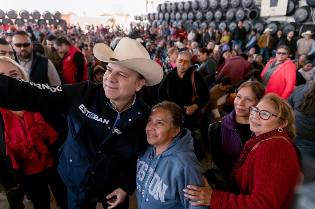Familias de Mapimí reconocen a Esteban Villegas por mejoras en agua y seguridad