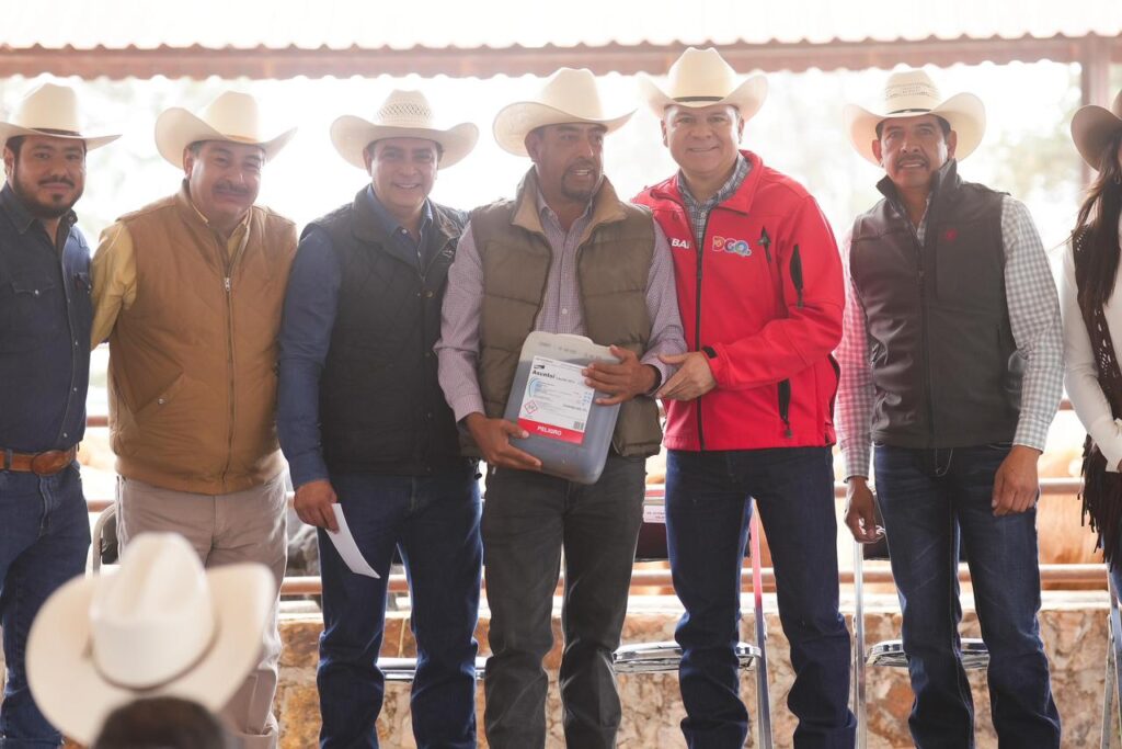 Un ganado sano es más productivo; Esteban y Toño entregan apoyos directos al campo en Otinapa