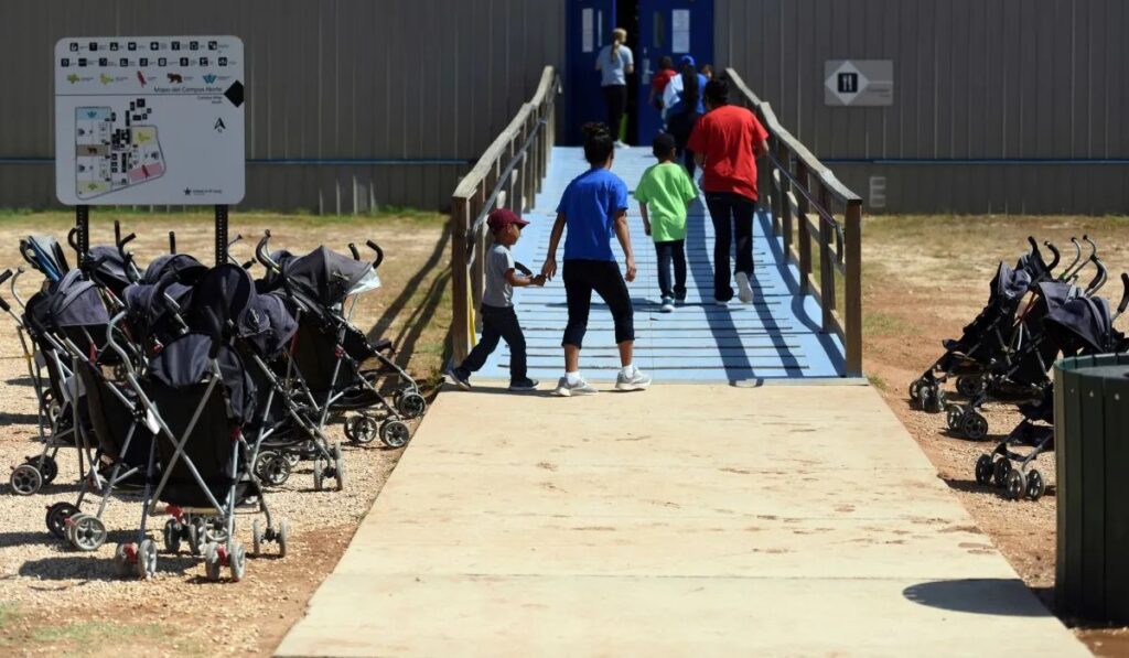 Más de 3,900 médicos exigen liberar a niños migrantes detenidos por ICE