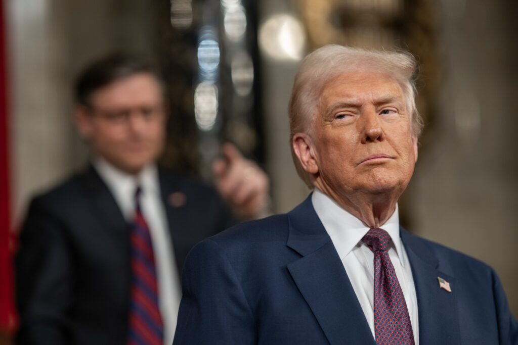 Trump exige rendición incondicional de Irán en medio de tensiones