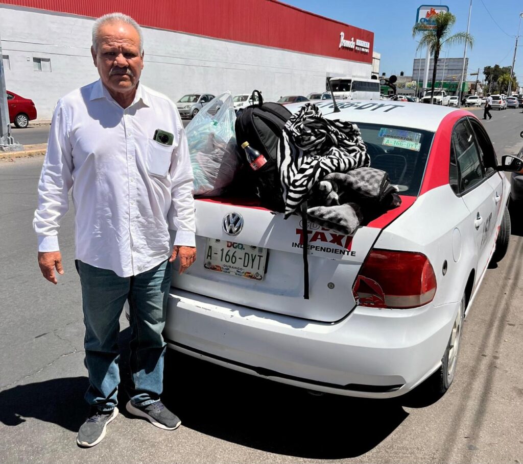 Honesto taxista dejó bolsas olvidadas por pasajeras en la Subsecretaría de Movilidad