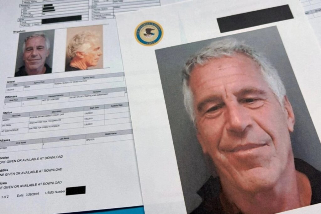 Médica forense revela dudas sobre suicidio de Jeffrey Epstein