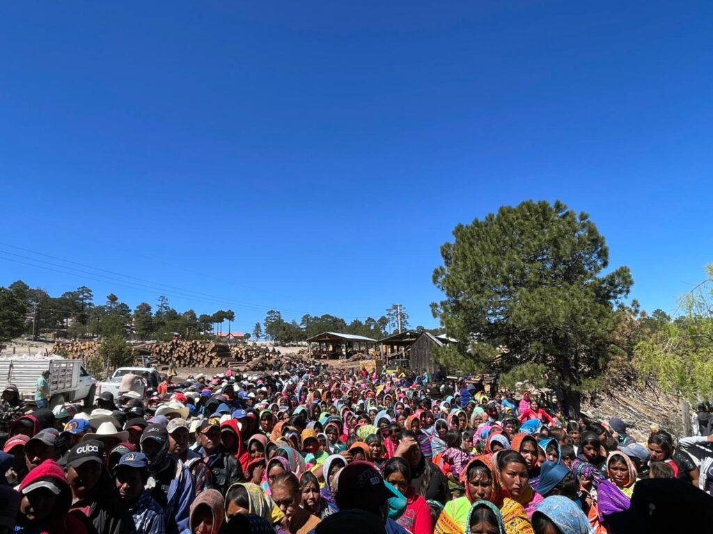 Comunidad menonita y gobierno de Balleza entregan apoyos en La Sierra