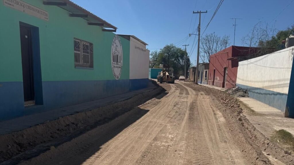 Dan Mantenimiento y Emparejan calles de Tuitán