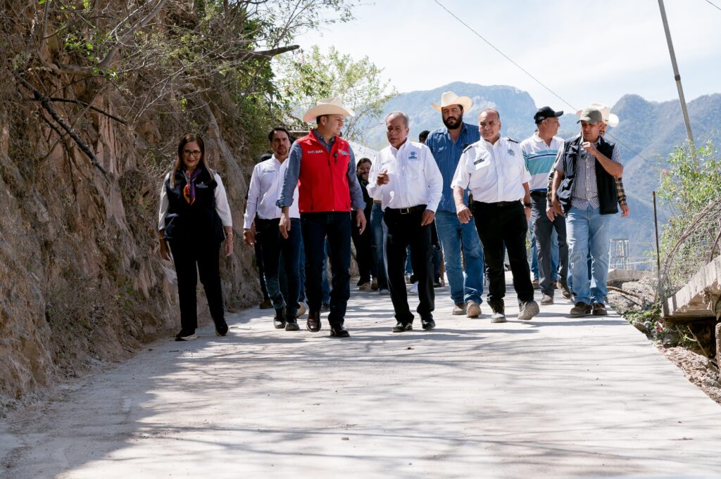 Entrega Esteban nueva calle de pavimento hidráulico en Tayoltita; mejora acceso y seguridad