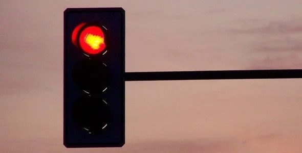 Infraccionan a más de 200 conductores de vehículos por pasarse la luz roja