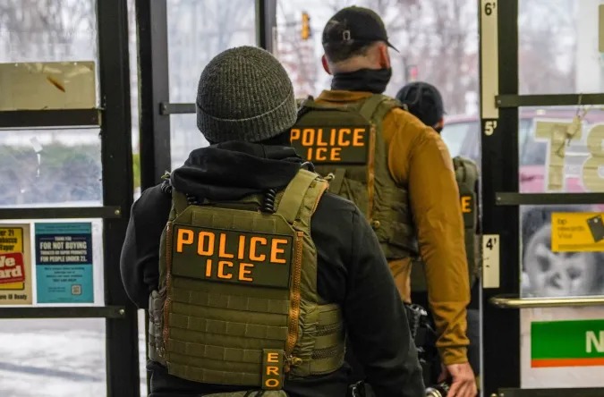 ¿ICE puede arrestarte sin orden judicial? Esto es lo que debes saber para protegerte