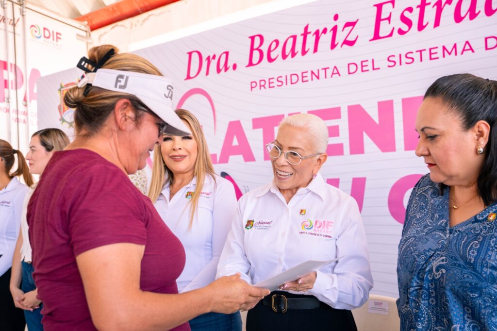 Brinda Beatriz Estrada bienestar a las familias de la colonia Los Sauces, en Tepic
