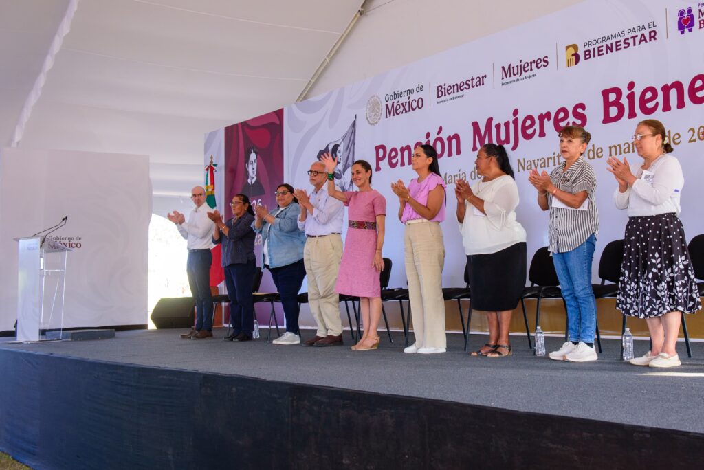 Claudia Sheinbaum y Miguel Ángel Navarro entregan en Santa María del Oro tarjetas de la Pensión Mujeres Bienestar