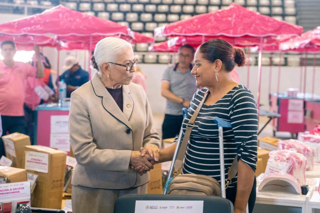 Entrega Beatriz Estrada equipamiento a cerca de 250 emprendedoras y emprendedores
