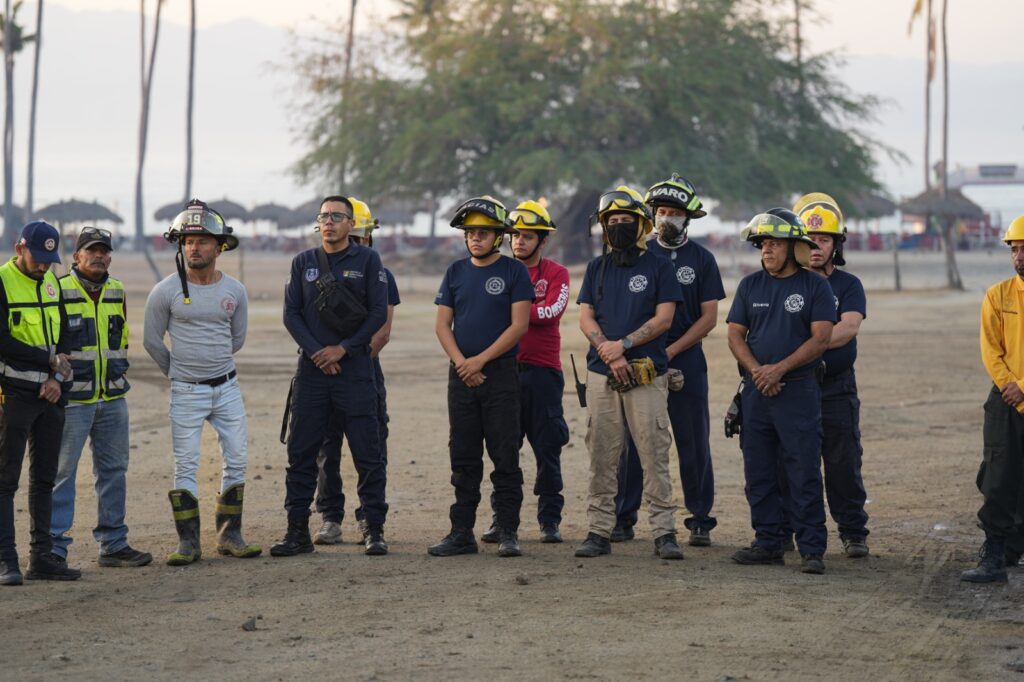 Continúan los trabajos de combate al incendio forestal en La Cruz de Huanacaxtle