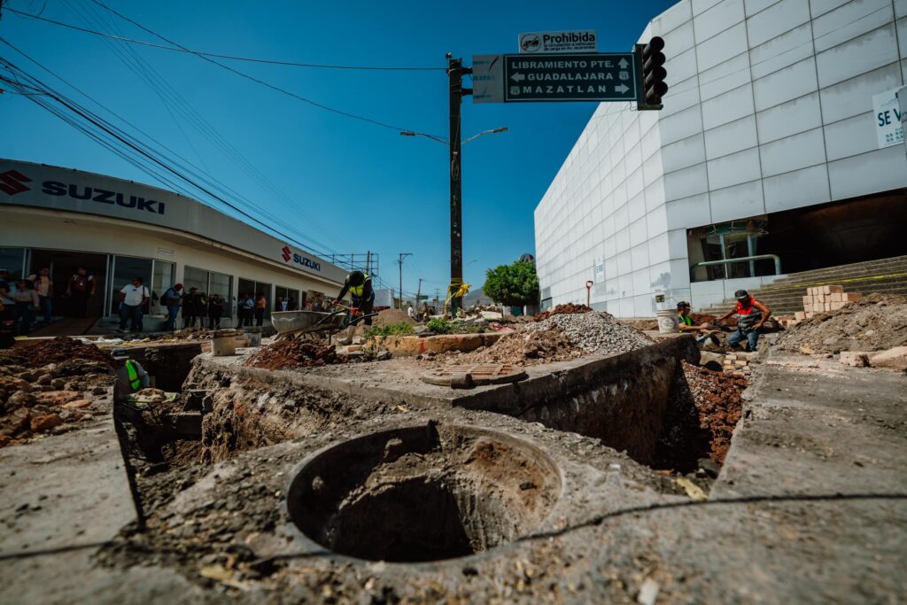 Supervisan Miguel Ángel Navarro y Beatriz Estrada avances en la rehabilitación de la avenida Jacarandas en Tepic