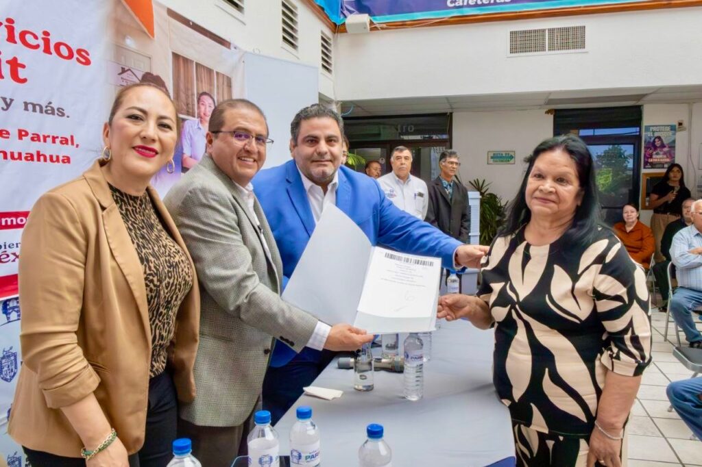Alcalde Salvador Calderón gestiona y entrega escrituras a más de 100 familias consolidando su patrimonio